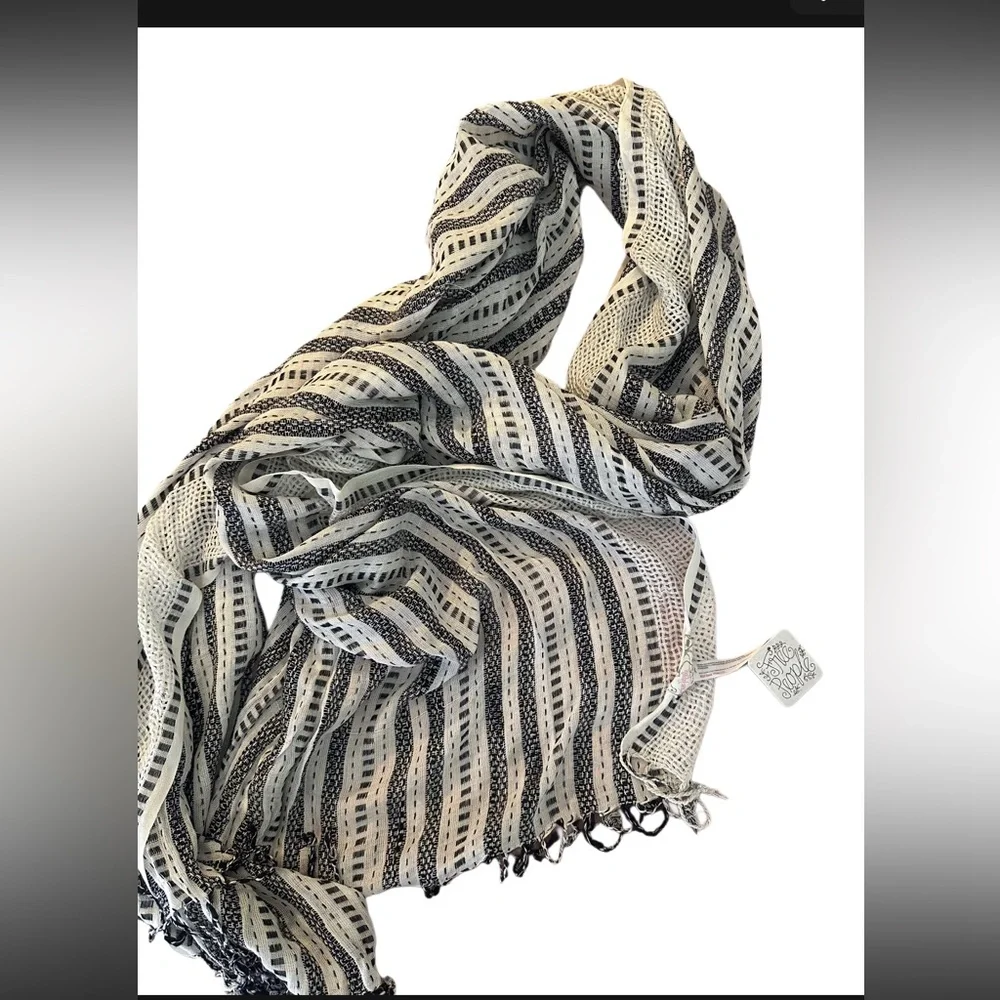 NWT Free People black and white scarf/wrap